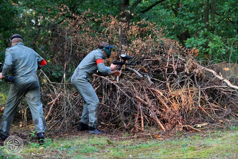Obóz survivalowy w lesie – prowizoryczne schronienie z plandeki